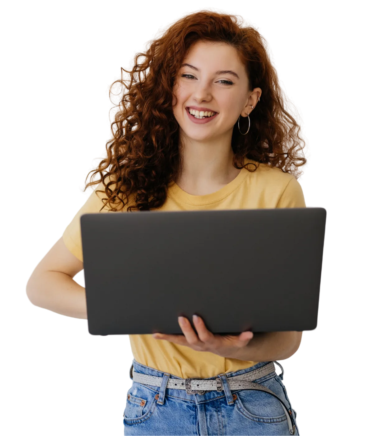 Profissional sorrindo enquanto trabalha com o notebook, representando o atendimento humano da Axxis